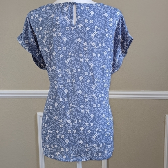 Blue & White Floral Front Faux Knot Top NWT - Picture 3 of 4